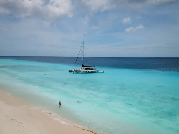 Petite île de Curaçao célèbre pour ses excursions en apnée sur les plages de sable blanc et l'océan bleu clair, île de Klein Curaçao dans la mer des Caraïbes — Photo