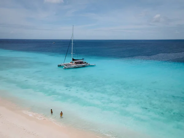 Pequena ilha de Curaçao famosa por passeios de um dia e passeios de snorkling nas praias brancas e oceano azul claro, Klein Curaçao Island no mar do Caribe — Fotografia de Stock