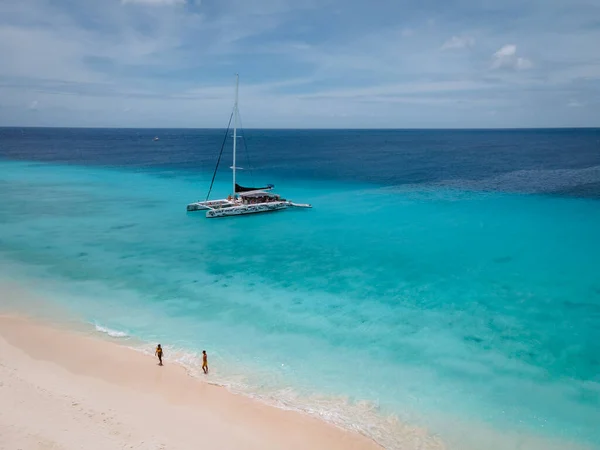 Pequena ilha de Curaçao famosa por passeios de um dia e passeios de snorkling nas praias brancas e oceano azul claro, Klein Curaçao Island no mar do Caribe — Fotografia de Stock