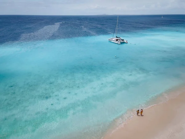 Μικρό νησί Κουρασάο διάσημο για ημερήσιες εκδρομές και snorkling εκδρομές στις λευκές παραλίες και μπλε καθαρό ωκεανό, Klein Curacao νησί στην Καραϊβική θάλασσα — Φωτογραφία Αρχείου