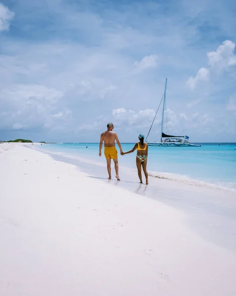 Острів Малий Куракао славиться денними подорожами і екскурсіями по білим пляжам і блакитним чистим океаном, островом Клейн-Куракао в Карибському морі. — стокове фото