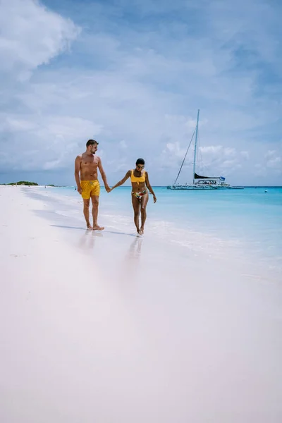 Piccola isola di Curacao famosa per gite di un giorno e tour di snorkling sulle spiagge bianche e blu mare limpido, Klein Curacao Island nel mare dei Caraibi — Foto Stock