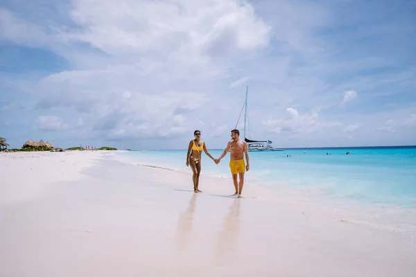 Petite île de Curaçao célèbre pour ses excursions en apnée sur les plages de sable blanc et l'océan bleu clair, île de Klein Curaçao dans la mer des Caraïbes — Photo