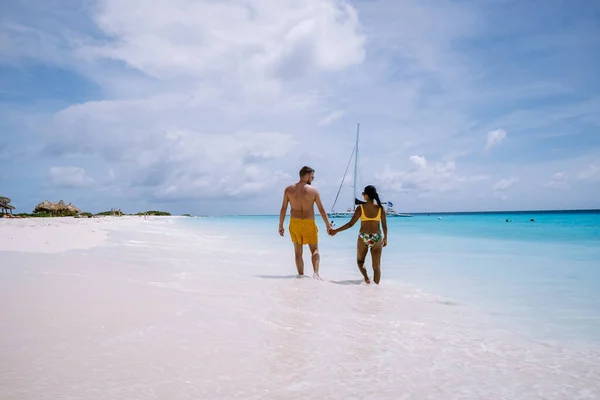 Petite île de Curaçao célèbre pour ses excursions en apnée sur les plages de sable blanc et l'océan bleu clair, île de Klein Curaçao dans la mer des Caraïbes — Photo