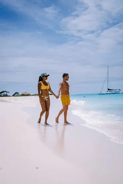 Piccola isola di Curacao famosa per gite di un giorno e tour di snorkling sulle spiagge bianche e blu mare limpido, Klein Curacao Island nel mare dei Caraibi — Foto Stock