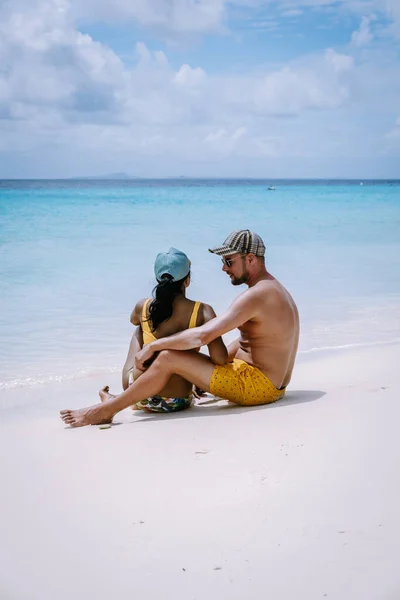 Pequeña isla de Curazao famosa por excursiones de un día y excursiones de snorkel en las playas blancas y el océano azul claro, Klein Curazao Island en el mar Caribe — Foto de Stock