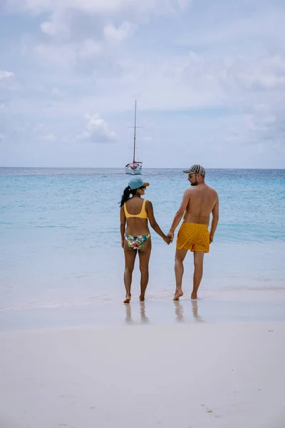 Piccola isola di Curacao famosa per gite di un giorno e tour di snorkling sulle spiagge bianche e blu mare limpido, Klein Curacao Island nel mare dei Caraibi — Foto Stock