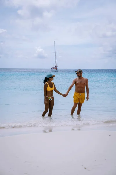 Piccola isola di Curacao famosa per gite di un giorno e tour di snorkling sulle spiagge bianche e blu mare limpido, Klein Curacao Island nel mare dei Caraibi — Foto Stock