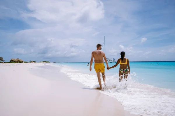 加勒比海中的克莱因 · 库拉索岛是一个小岛，它以日间旅行和在白色海滩和蓝色清澈的海洋上潜水游览而闻名 — 图库照片