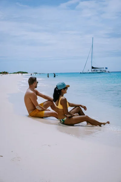 Petite île de Curaçao célèbre pour ses excursions en apnée sur les plages de sable blanc et l'océan bleu clair, île de Klein Curaçao dans la mer des Caraïbes — Photo