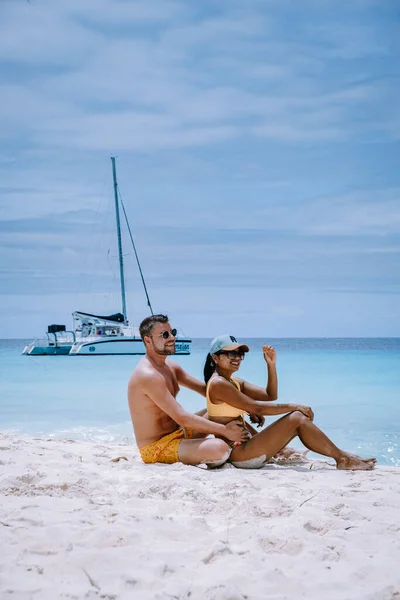 Pequena ilha de Curaçao famosa por passeios de um dia e passeios de snorkling nas praias brancas e oceano azul claro, Klein Curaçao Island no mar do Caribe — Fotografia de Stock