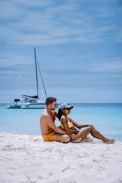 Mała wyspa Curacao słynąca z wycieczek dziennych i nurkowania na białych plażach i błękitnym, czystym oceanie, wyspa Klein Curacao na Morzu Karaibskim — Zdjęcie stockowe