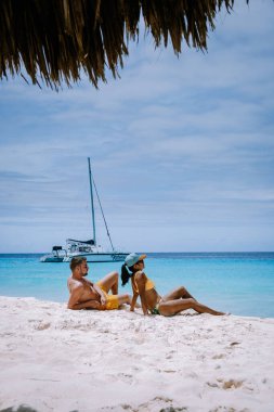 Küçük Curacao Adası, gündüz gezileriyle ve beyaz plajlarda yüzerek turlarla ve mavi berrak okyanusta, Karayip Denizi 'ndeki Klein Curacao Adası' nda