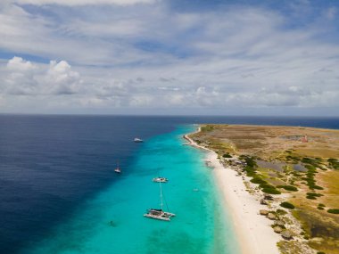 Küçük Curacao Adası, gündüz gezileriyle ve beyaz plajlarda yüzerek turlarla ve mavi berrak okyanusta, Karayip Denizi 'ndeki Klein Curacao Adası' nda
