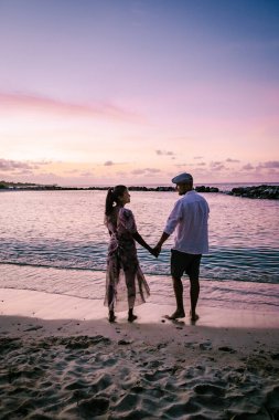 Curacao Willemstad, orta yaşlı Asyalı bir çift ve Avrupalı bir adam Pietermaai 'de lüks bir tatil yapıyorlar. 