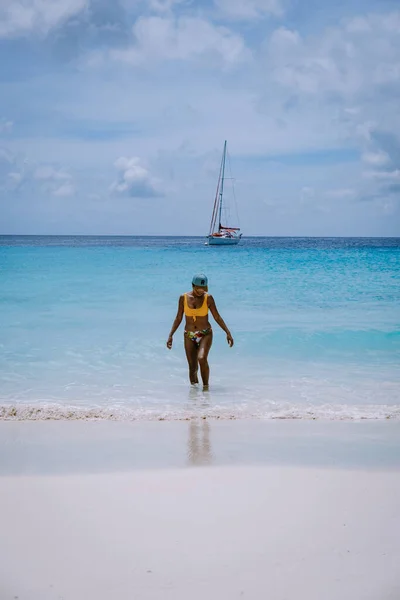 Liten Curacao Island känd för dagsturer och snorkling turer på de vita stränderna och blå klart hav, Klein Curacao Island i Karibiska havet — Stockfoto