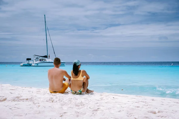 Liten Curacao Island känd för dagsturer och snorkling turer på de vita stränderna och blå klart hav, Klein Curacao Island i Karibiska havet — Stockfoto