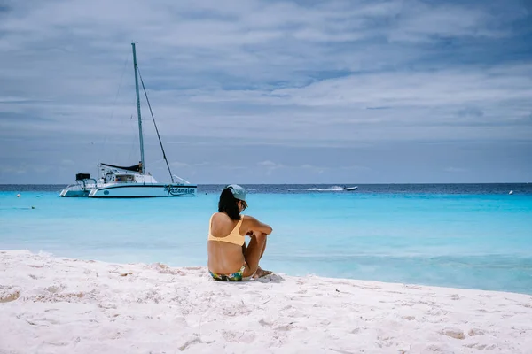 Pequeña isla de Curazao famosa por excursiones de un día y excursiones de snorkel en las playas blancas y el océano azul claro, Klein Curazao Island en el mar Caribe — Foto de Stock