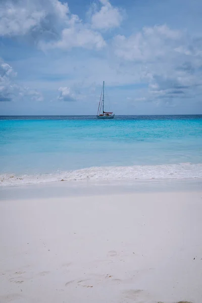 Klein Curacao eiland beroemd om zijn dagtrips en snorkeltochten op de witte stranden en blauwe heldere oceaan, Klein Curacao eiland in de Caribische zee — Stockfoto