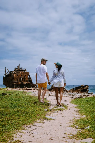 白い砂浜と青い透明度の高い海での日帰り旅行やシュノーケリングツアーで有名な小さなキュラソー島、カリブ海のクラインキュラソー島 — ストック写真