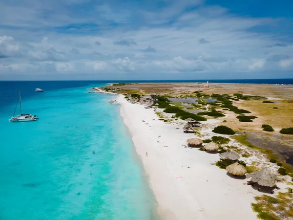 Küçük Curacao Adası, gündüz gezileriyle ve beyaz plajlarda yüzerek turlarla ve mavi berrak okyanusta, Karayip Denizi 'ndeki Klein Curacao Adası' nda — Stok fotoğraf