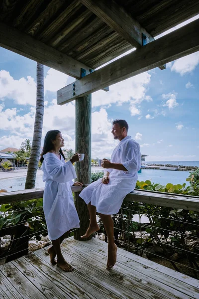 Curacao Willemstad, pár středního věku Asijky a Evropan na dovolené v luxusním resortu v Pietermaai — Stock fotografie