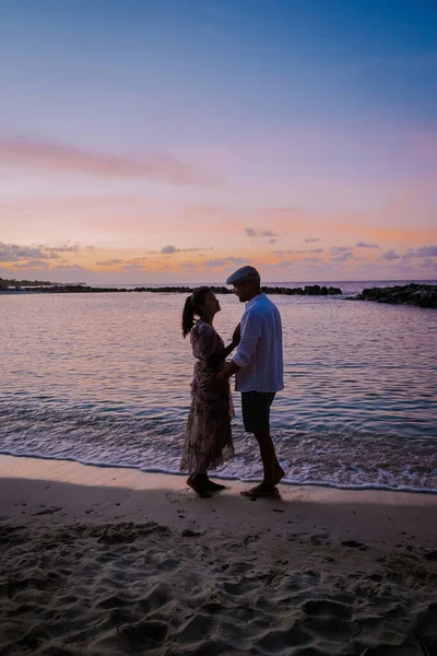 Curacao Willemstad,カップルの中年アジア人女性とヨーロッパ人男性で休暇中にPietermaaiの高級リゾート — ストック写真