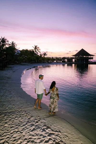 Curacao Willemstad, orta yaşlı Asyalı bir çift ve Avrupalı bir adam Pietermaai 'de lüks bir tatil yapıyorlar. — Stok fotoğraf