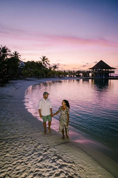 Curacao Willemstad, orta yaşlı Asyalı bir çift ve Avrupalı bir adam Pietermaai 'de lüks bir tatil yapıyorlar. — Stok fotoğraf