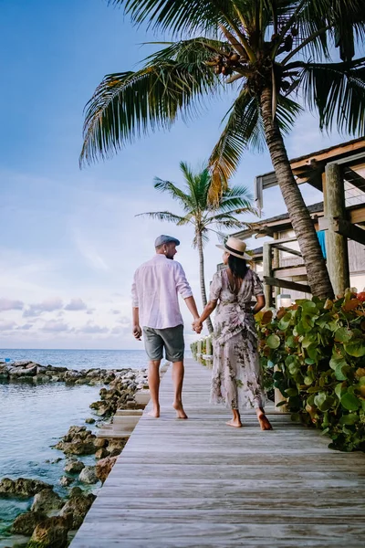 Curazao Willemstad, pareja mujer asiática de mediana edad y hombre europeo de vacaciones en un resort de lujo en Pietermaai —  Fotos de Stock