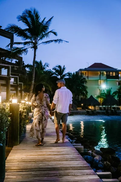 Curacao Willemstad, pár středního věku Asijky a Evropan na dovolené v luxusním resortu v Pietermaai — Stock fotografie