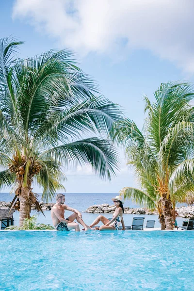 Curacao Willemstad, ζευγάρι μεσήλικες Ασιάτισσα και Ευρωπαίος σε διακοπές στο πολυτελές θέρετρο Pietermaai — Φωτογραφία Αρχείου