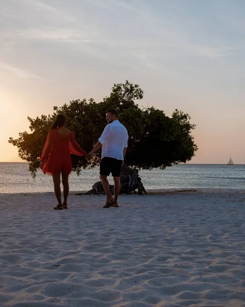 Divi Dive träd på stranden av Eagle Beach i Aruba — Stockfoto