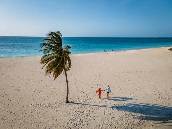 Palmer vid stranden av Eagle Beach i Aruba — Stockfoto