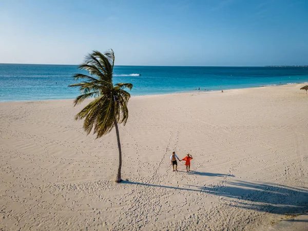 Palmer vid stranden av Eagle Beach i Aruba — Stockfoto