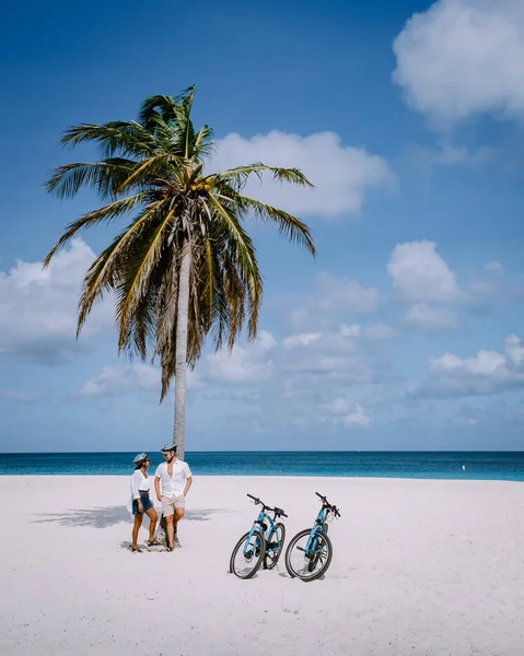 Palmbomen aan de kust van Eagle Beach op Aruba — Stockfoto