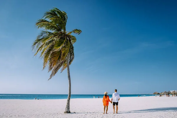 Palmeiras na costa da Praia da Águia em Aruba — Fotografia de Stock