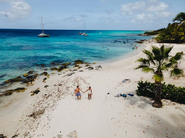 Boca Catalina Beach Aruba, rcks and clifs and blue ocean — Stock Photo, Image