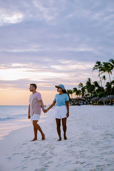 Tramonto Aruba sulla spiaggia di Divi, tramonto colorato sulla spiaggia di Aruba — Foto Stock