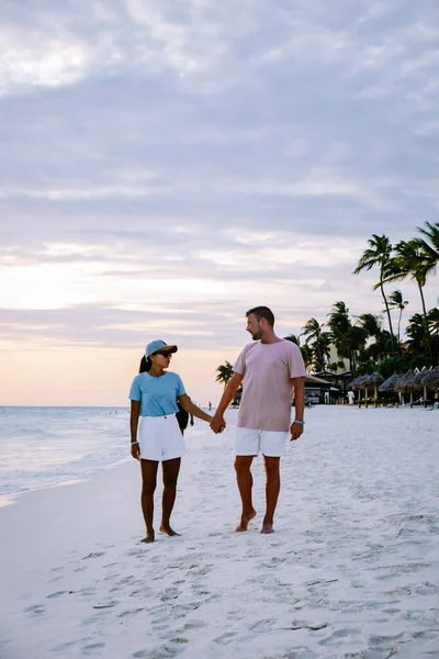 Zachód słońca Aruba na plaży Divi, kolorowy zachód słońca na plaży na Arubie — Zdjęcie stockowe