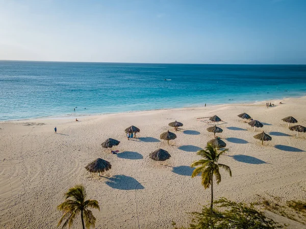 Palmer vid stranden av Eagle Beach i Aruba — Stockfoto