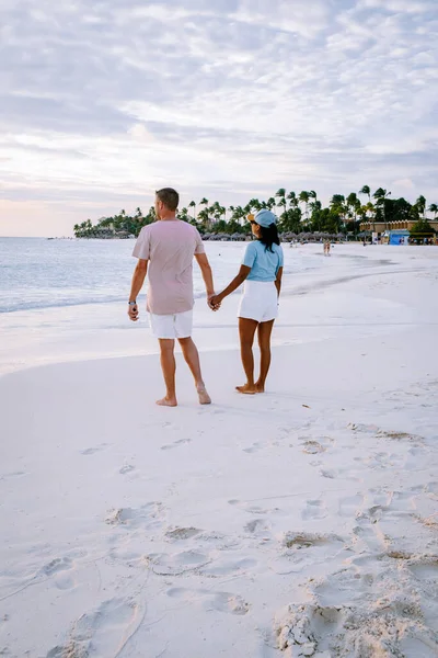 Západ slunce Aruba na pláži Divi, barevný západ slunce na pláži v Arubě — Stock fotografie