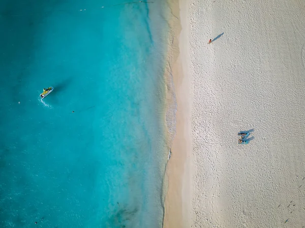 Palme sulla costa di Eagle Beach ad Aruba — Foto Stock