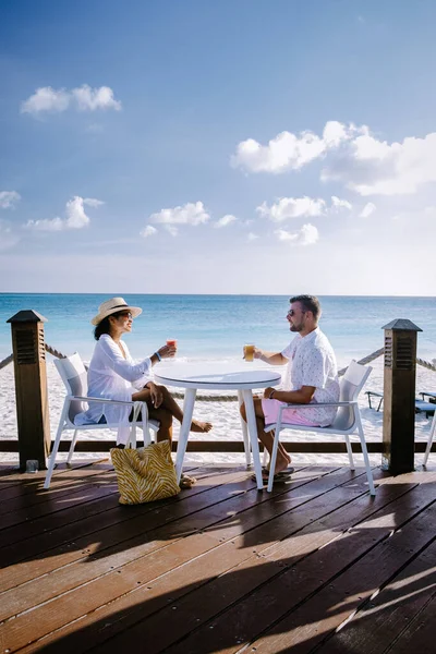 Tramonto Aruba sulla spiaggia di Divi, tramonto colorato sulla spiaggia di Aruba — Foto Stock