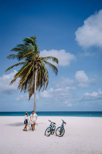 Palme sulla costa di Eagle Beach ad Aruba — Foto Stock