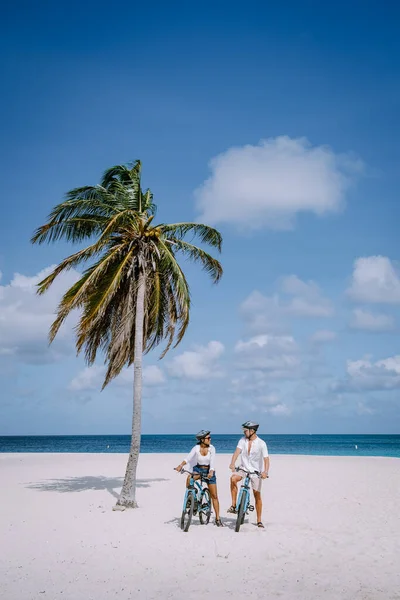 Palmeiras na costa da Praia da Águia em Aruba — Fotografia de Stock