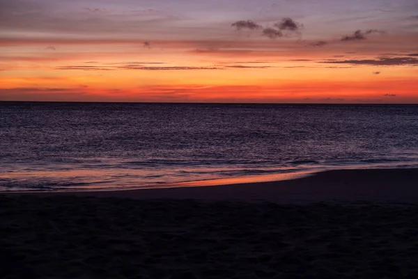 Atardecer Aruba en la playa de Divi, colorido atardecer en la playa de Aruba —  Fotos de Stock