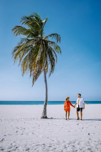 Palme sulla costa di Eagle Beach ad Aruba — Foto Stock