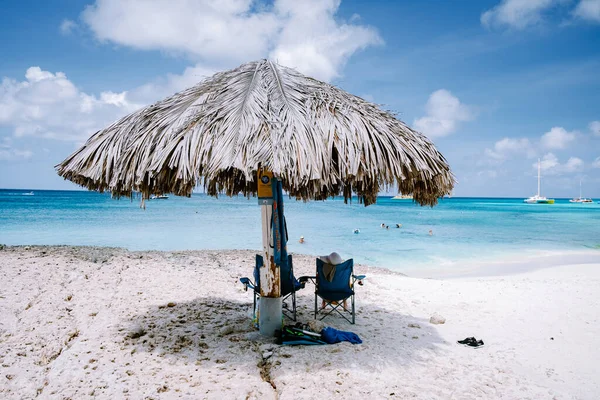 Praia da Boca Catalina Aruba, galhos e penhascos e oceano azul — Fotografia de Stock