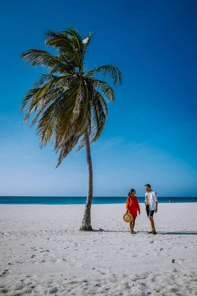 Palmbomen aan de kust van Eagle Beach op Aruba — Stockfoto